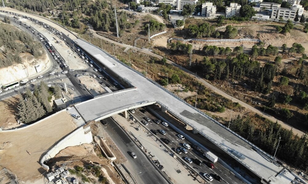 הכביש עם גשר, עצים ובניינים מסביב